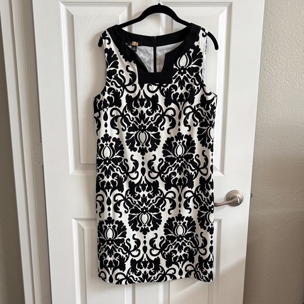 Elegant Black and White Sleeveless Dress